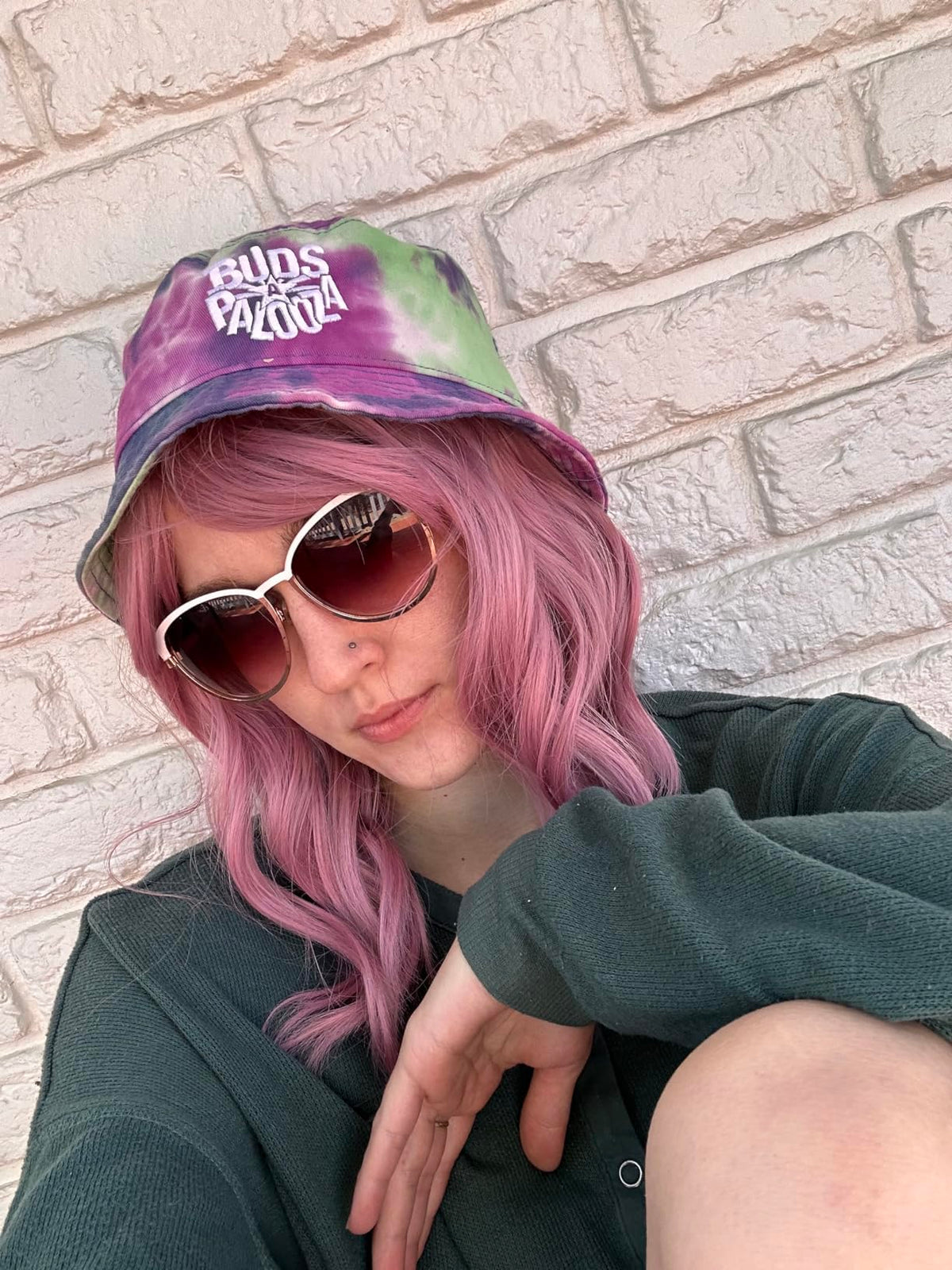 VCKOVCKO pink-purple wig close-up highlighting vibrant color and silky texture for stylish looks.