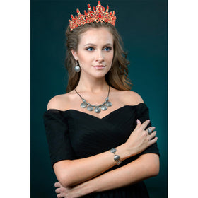 VELSCRUN photo-prop crown doubles as a cute keepsake for portraits