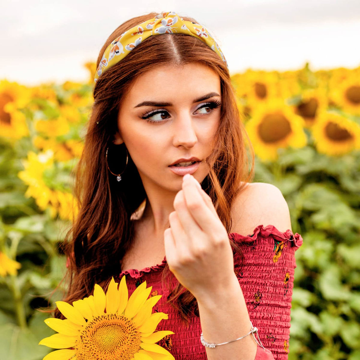 VELSCRUN colorful patterns elevate casual looks at events.