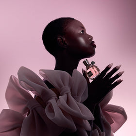 Viktor&Rolf Flowerbomb EDP label detail reveals craftsmanship.