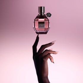 Viktor&Rolf Flowerbomb EDP spray action demonstrates easy application.