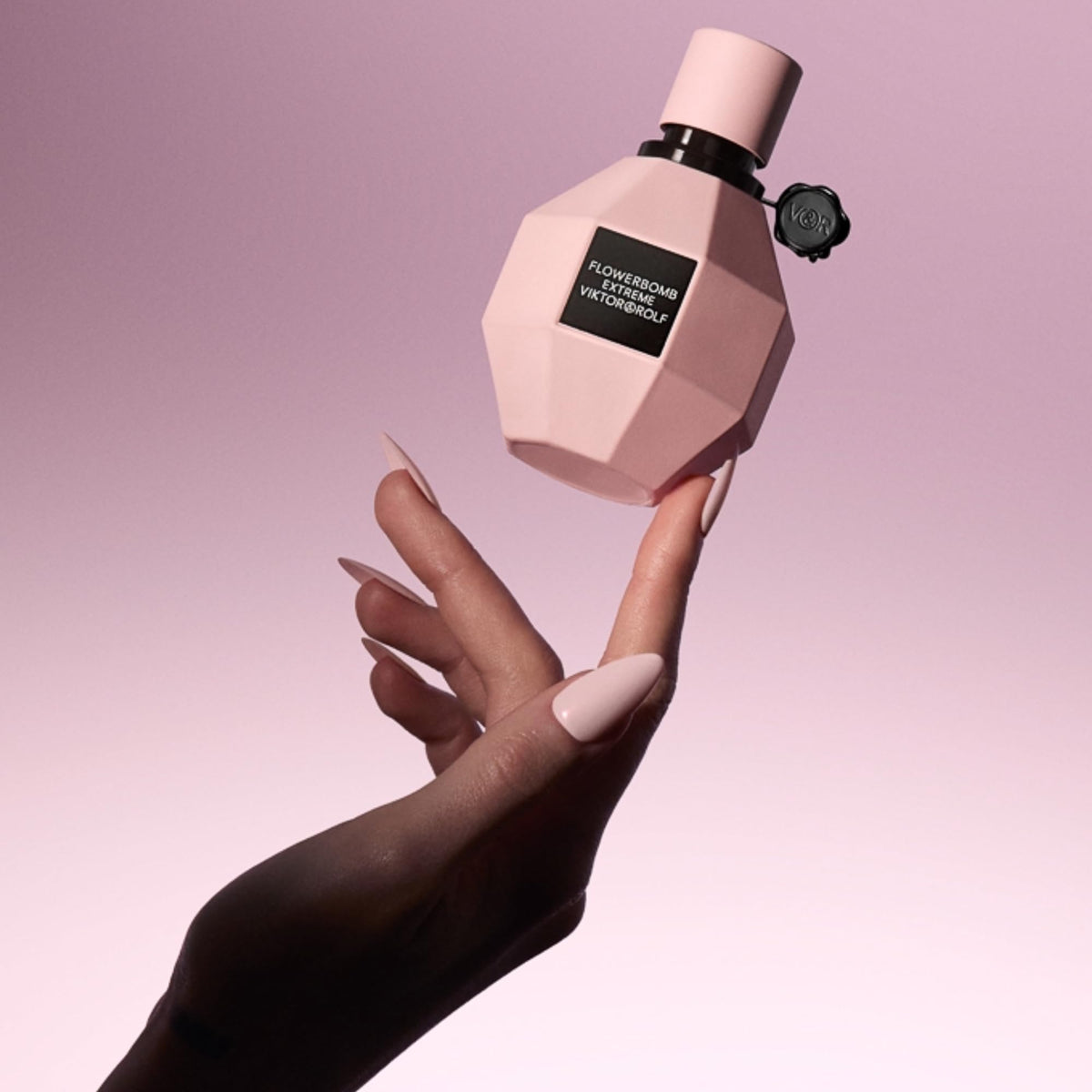 Viktor&Rolf Flowerbomb Extreme jasmine-note close-up signals bright, uplifting scent.