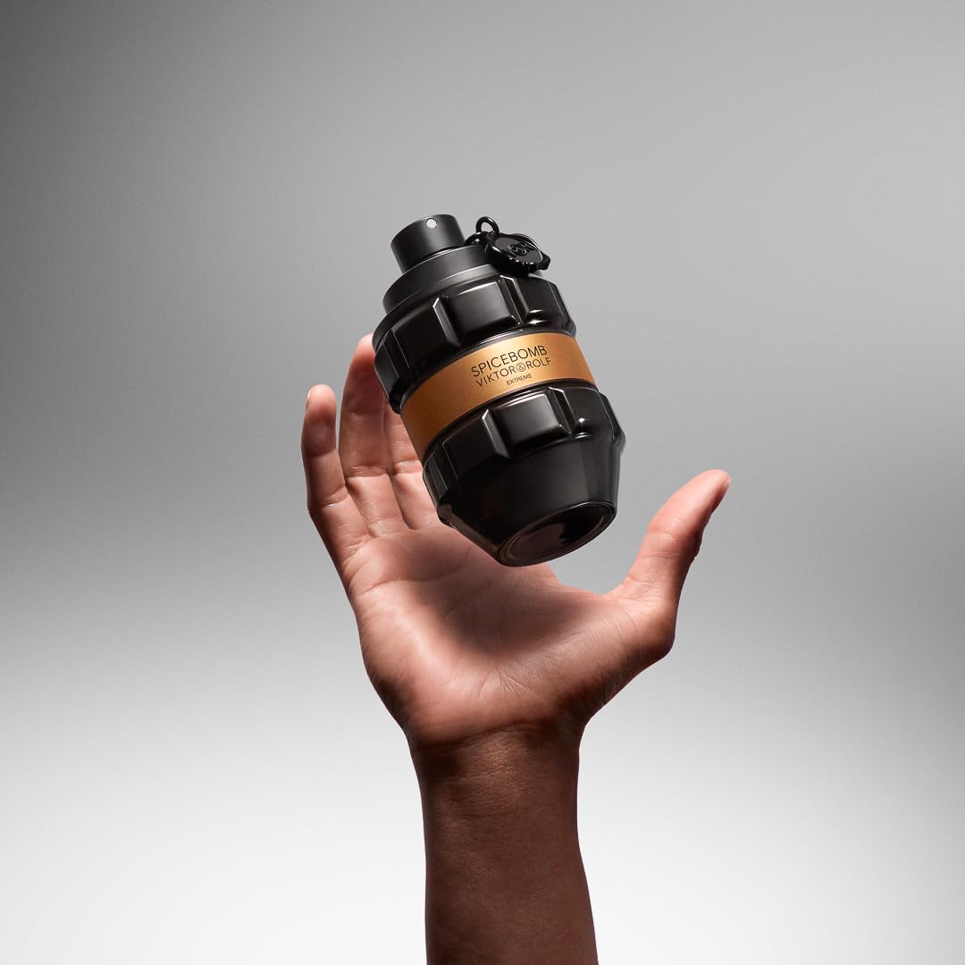 Viktor&Rolf Spicebomb Extreme spray action releasing vibrant notes