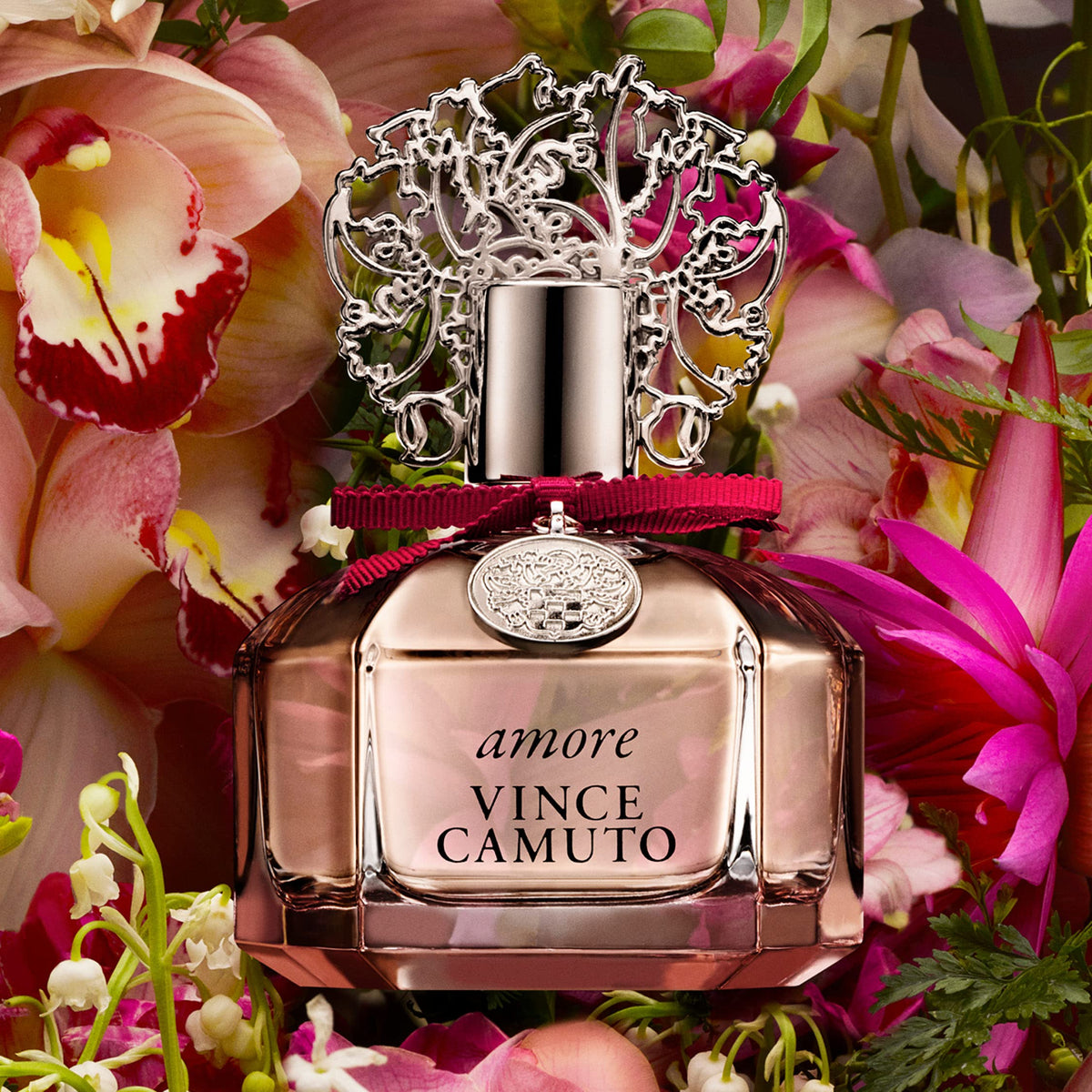 Vince Camuto Amore top notes close-up highlighting citrus and fruit opening.