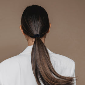VLOMOT silk scrunchies color variation on model demonstrates versatility.