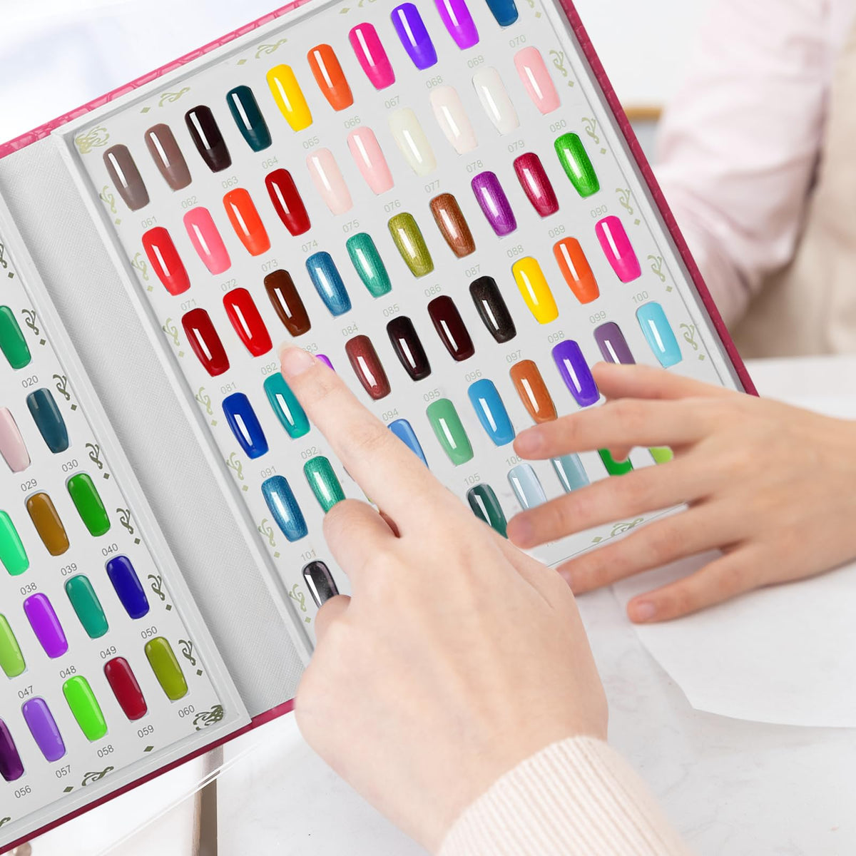 Vnjaoi color display chart aiding shade evaluation in salons and schools.