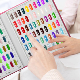 Vnjaoi color display chart aiding shade evaluation in salons and schools.