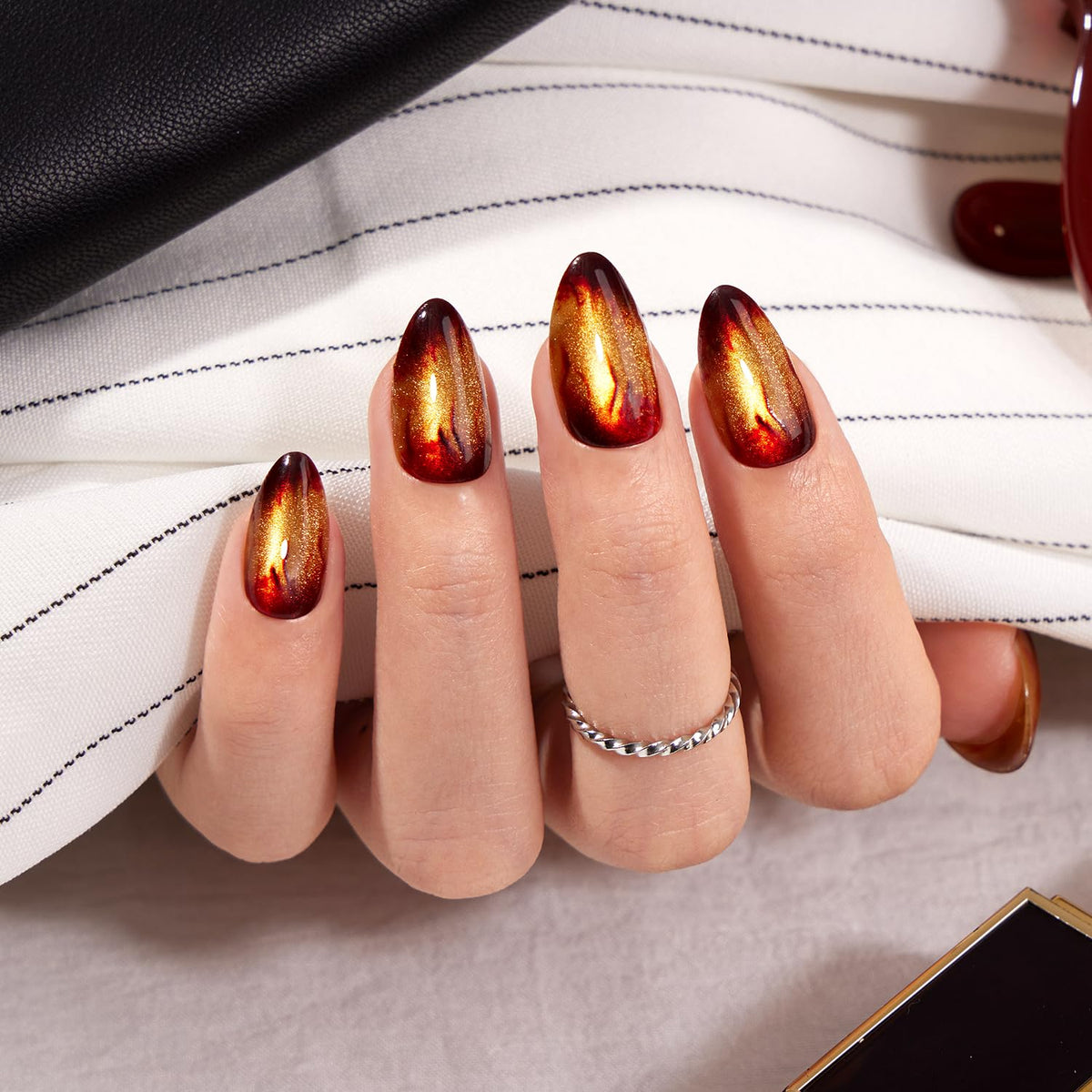VSALON gel-magnetics nails in short almond shape offering easy, reusable glamour.