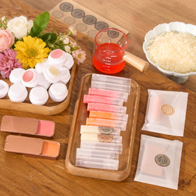VUSIBA kit includes containers and labels for neat, ready-to-gift creations.