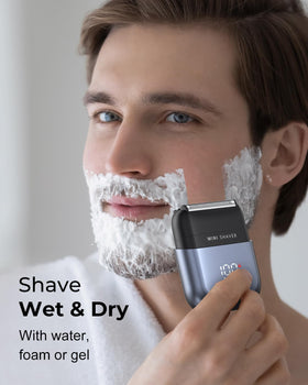Walumen foil shaver LED display shows battery status clearly