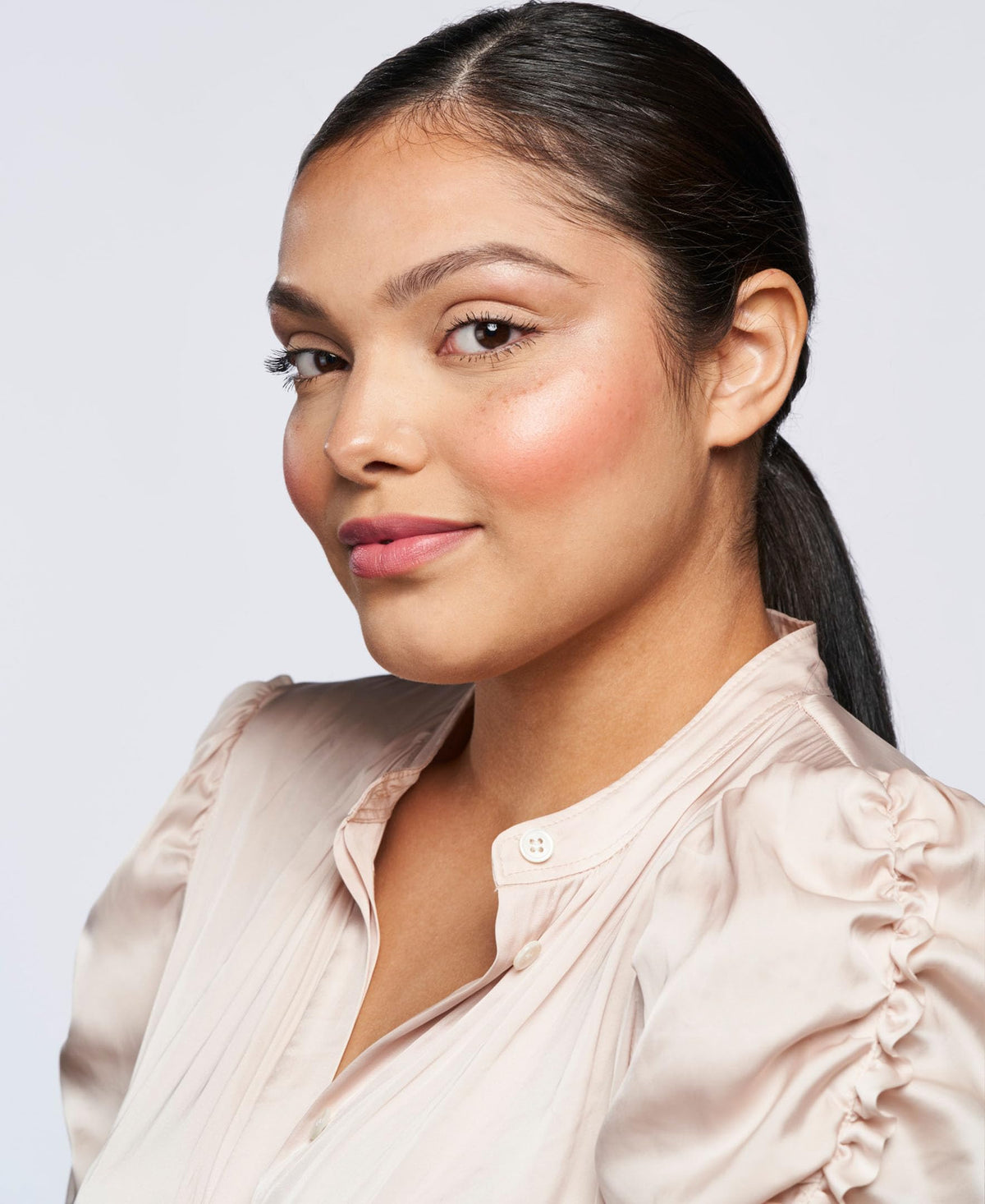 Wander Beauty On-the-Glow radiant highlight on eyes and skin for a cohesive glow.