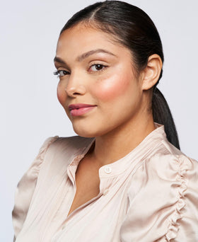 Wander Beauty On-the-Glow radiant highlight on eyes and skin for a cohesive glow.