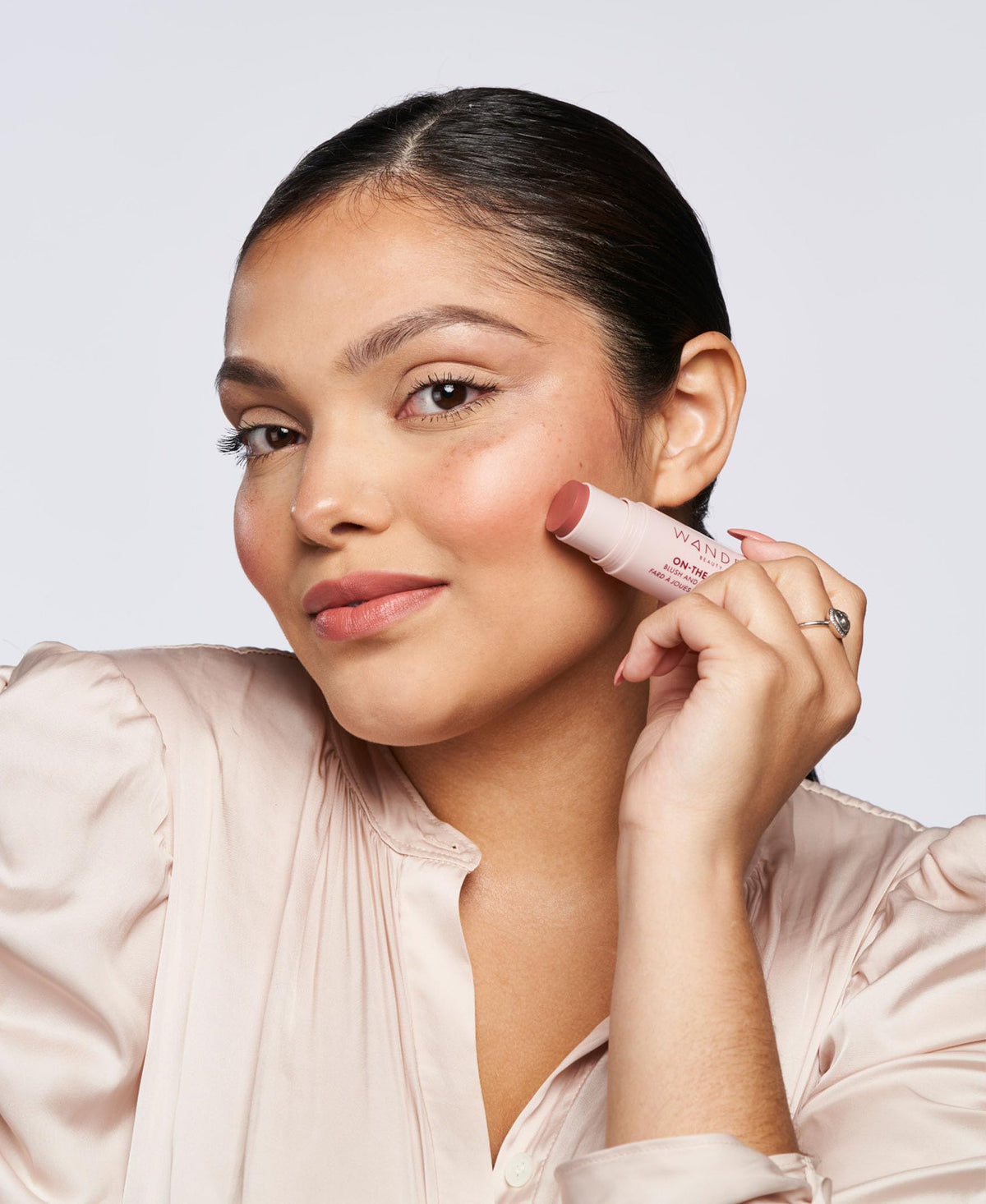 Wander Beauty On-the-Glow dual-blush-highlighter compact shows a luminous finish