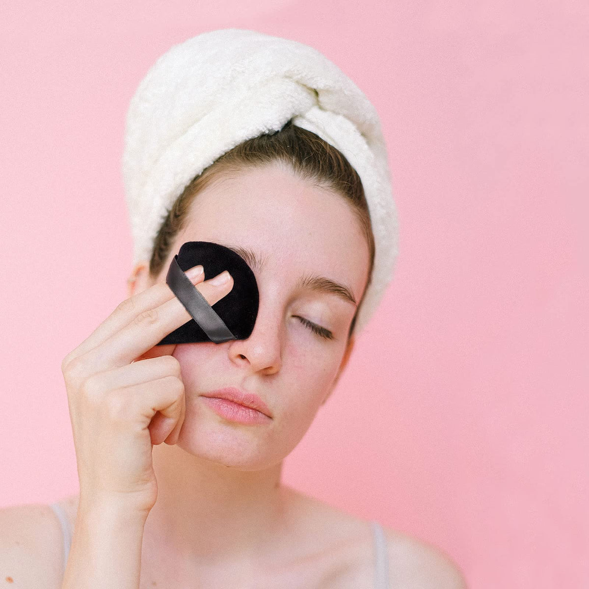 WebbyBear velour-sponge texture delivers smooth foundation pickup