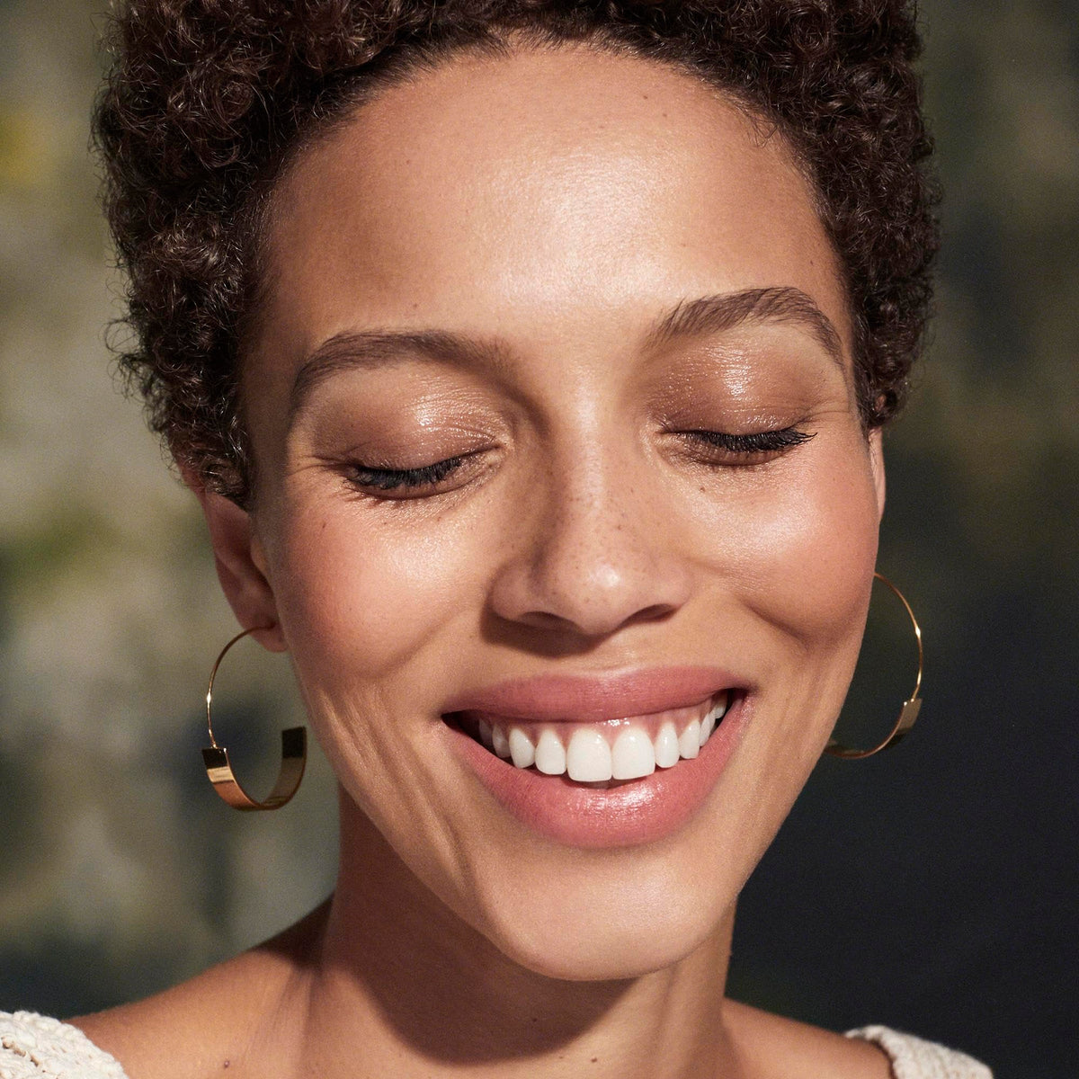 Organic Corn Starch helps absorb oil and prevent creasing.