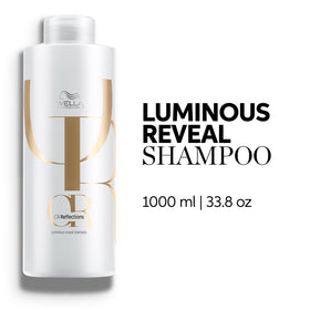 Wella Professionals Oil Reflections shampoo pour shows easy distribution for smooth results.