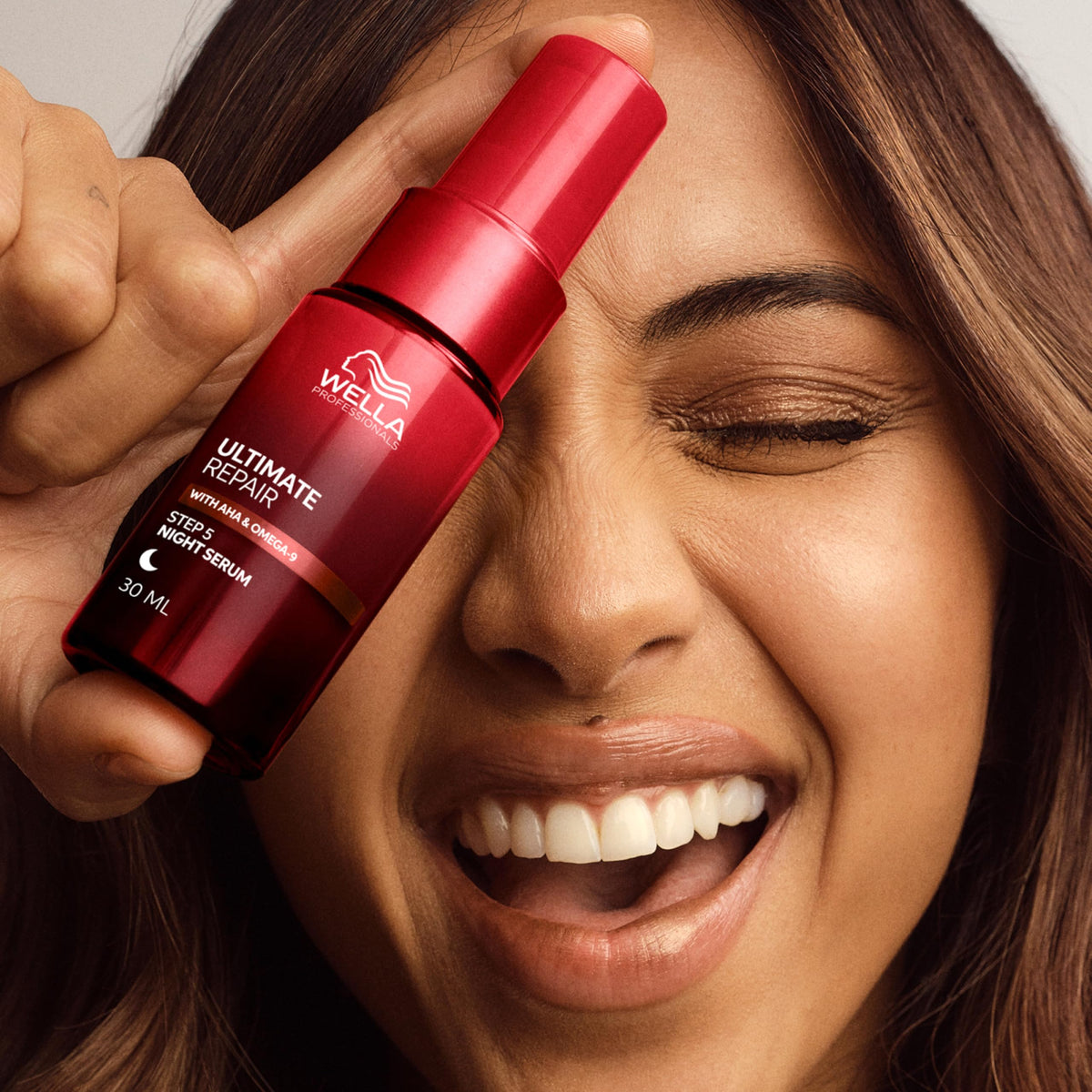 Wella Professionals ULTIMATE REPAIR Night Serum wrap-around label hints at vegan and dermatological testing.
