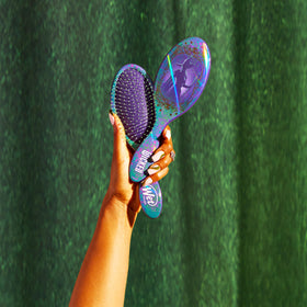 Wet Brush Elphaba bow accessory adds playful styling to the detangler kit.