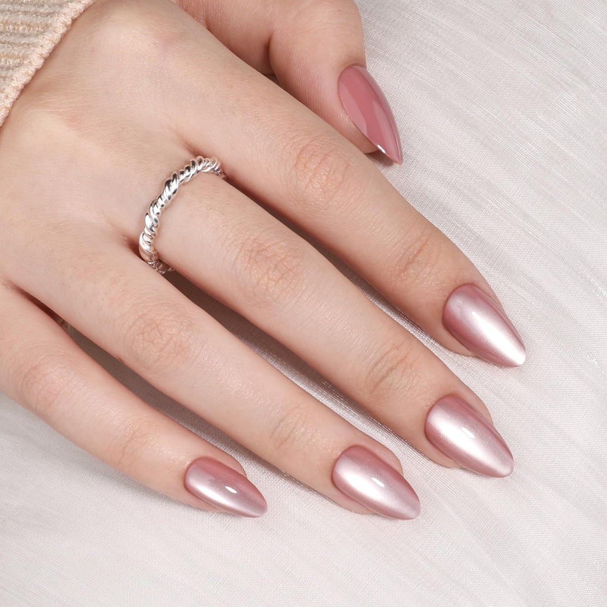 Close-up of WiniBeauty Cat Eye mauve design with salon-like shine.