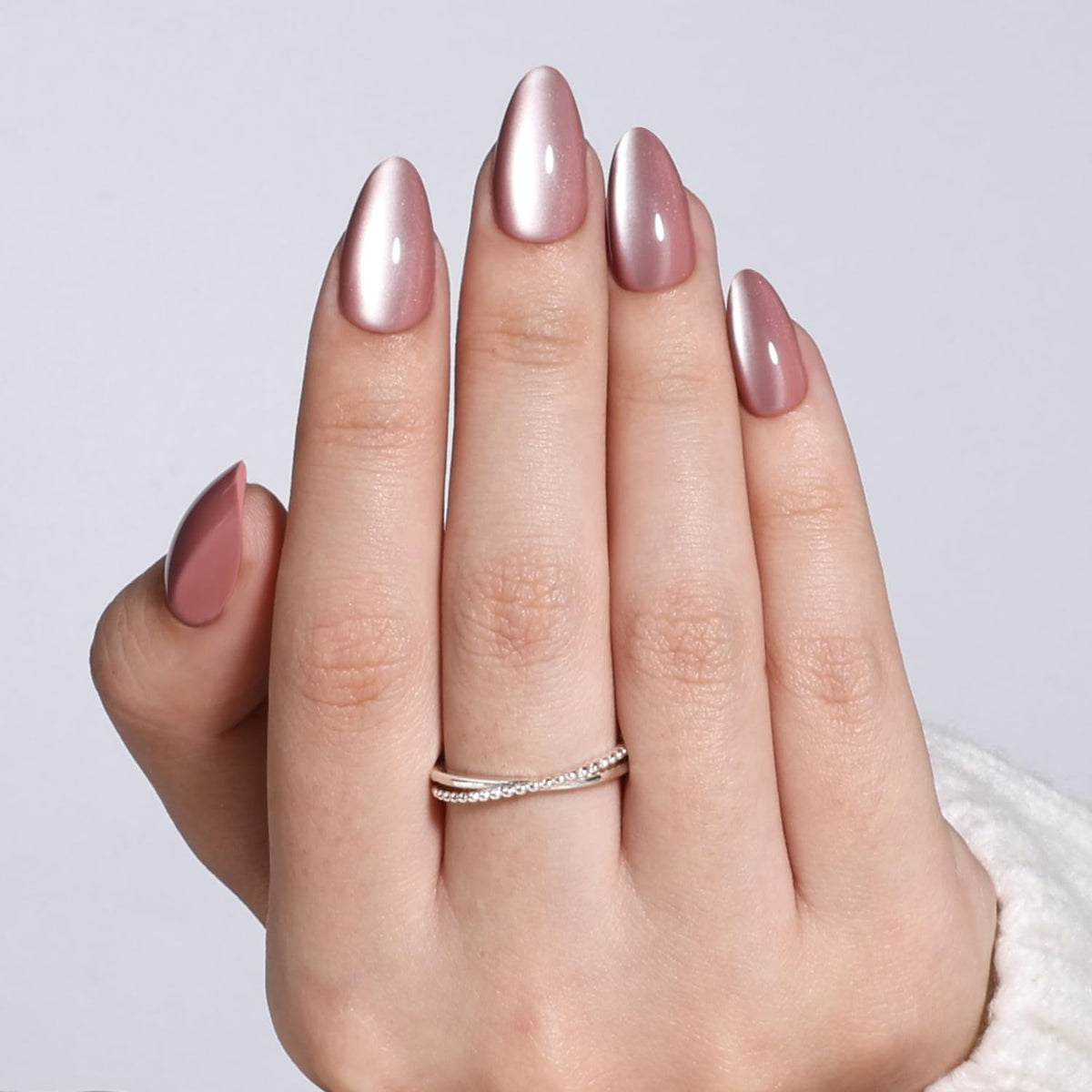 WiniBeauty Cat Eye nails on hand show natural, comfortable fit.