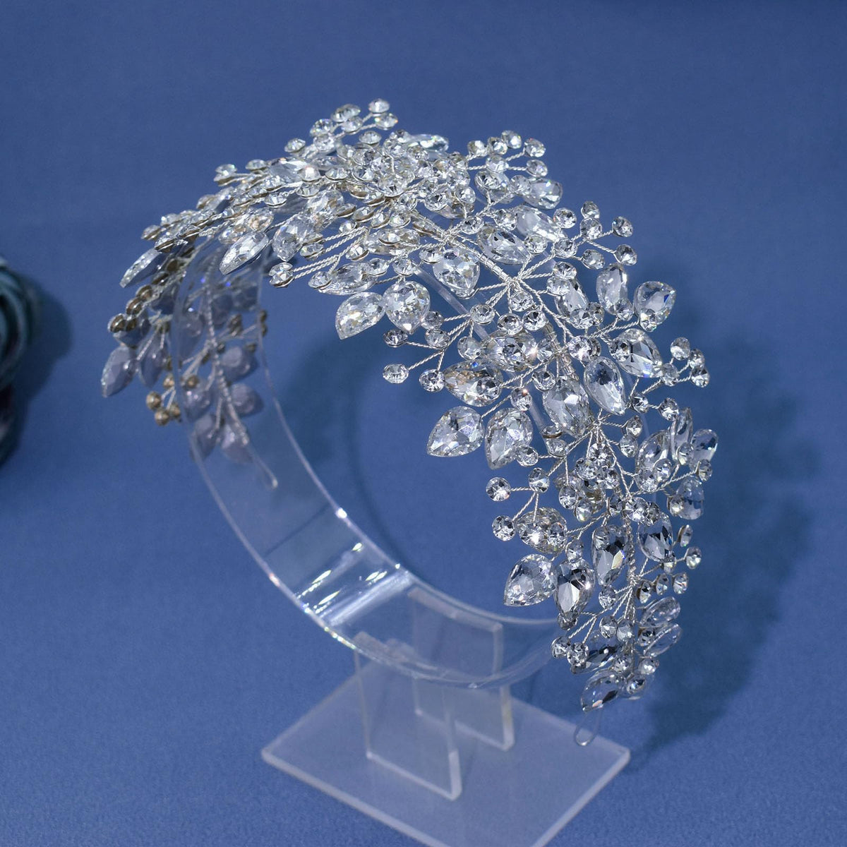 WONRLUA wedding accessory suitable for various ceremonial occasions.