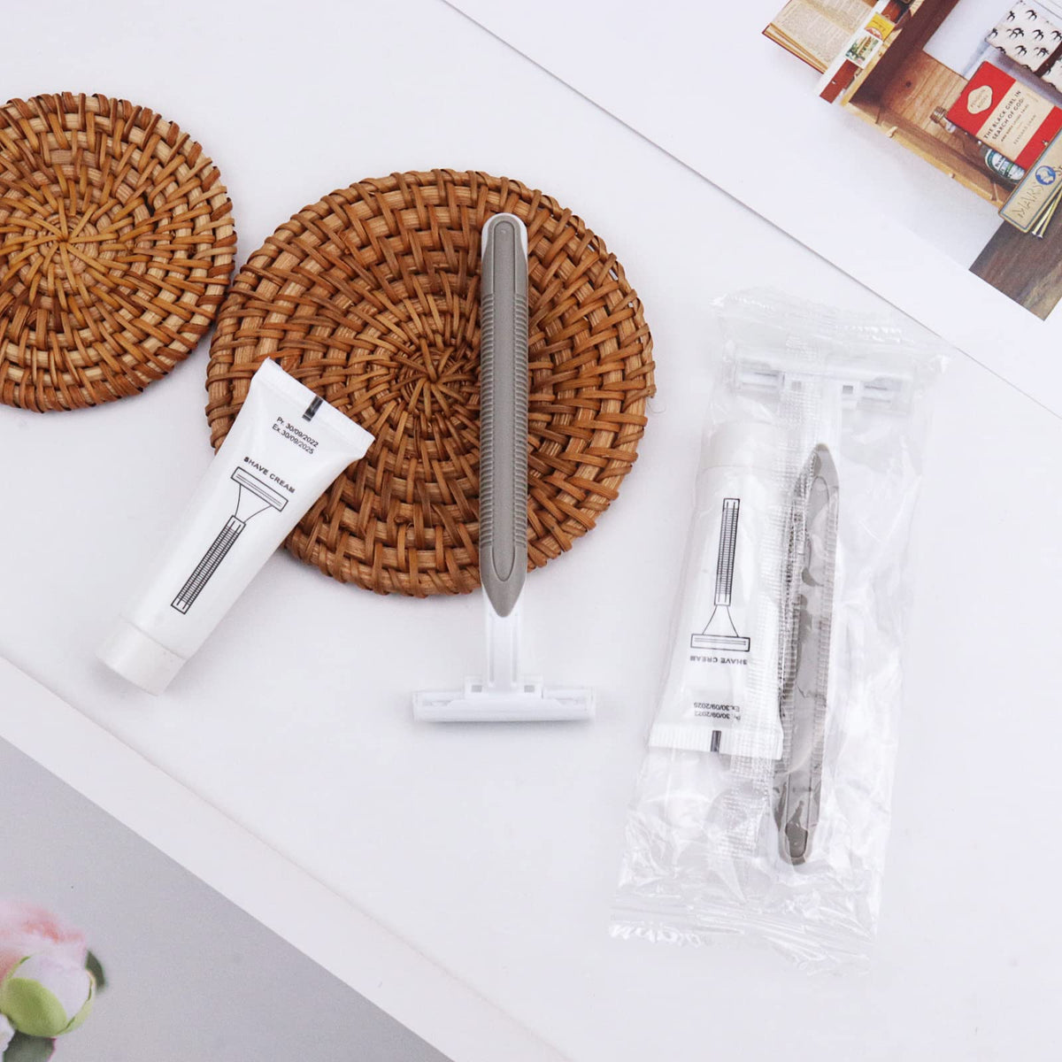 Shaving cream 10 ml included with the razor set