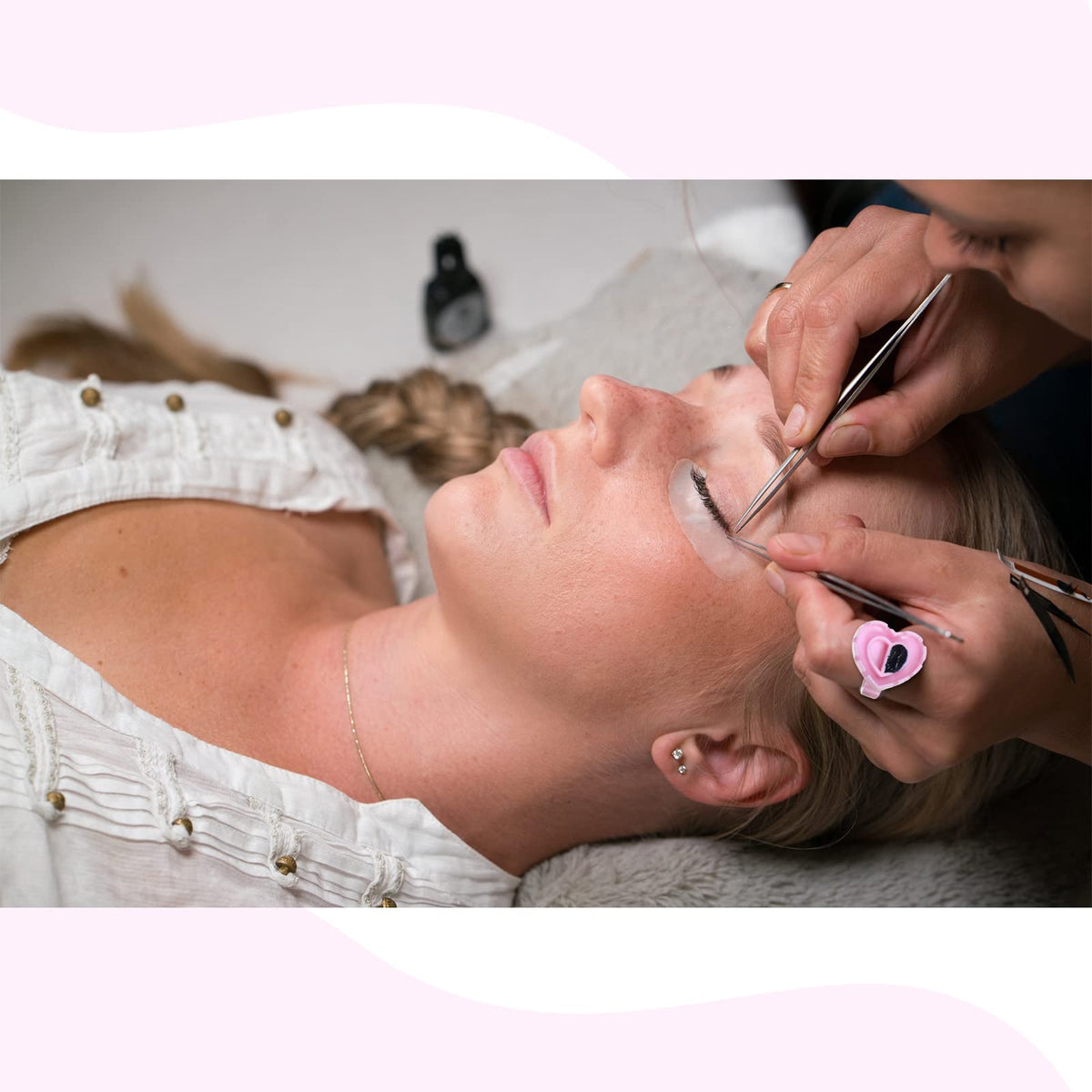 Yaomiao lash rings on fingers enable efficient lash extensions