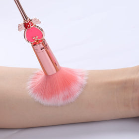 Yi-gog blush brush set for soft, buildable rosy cheeks.
