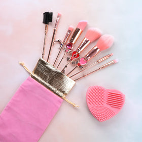 Yi-gog golden-handled eyeshadow brush close-up for precise blending and even color.