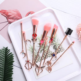 Yi-gog lip brush with premium bristles for clean, accurate lip color.