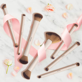 YutimeAura travel-case brush set keeps brushes organized on the go.