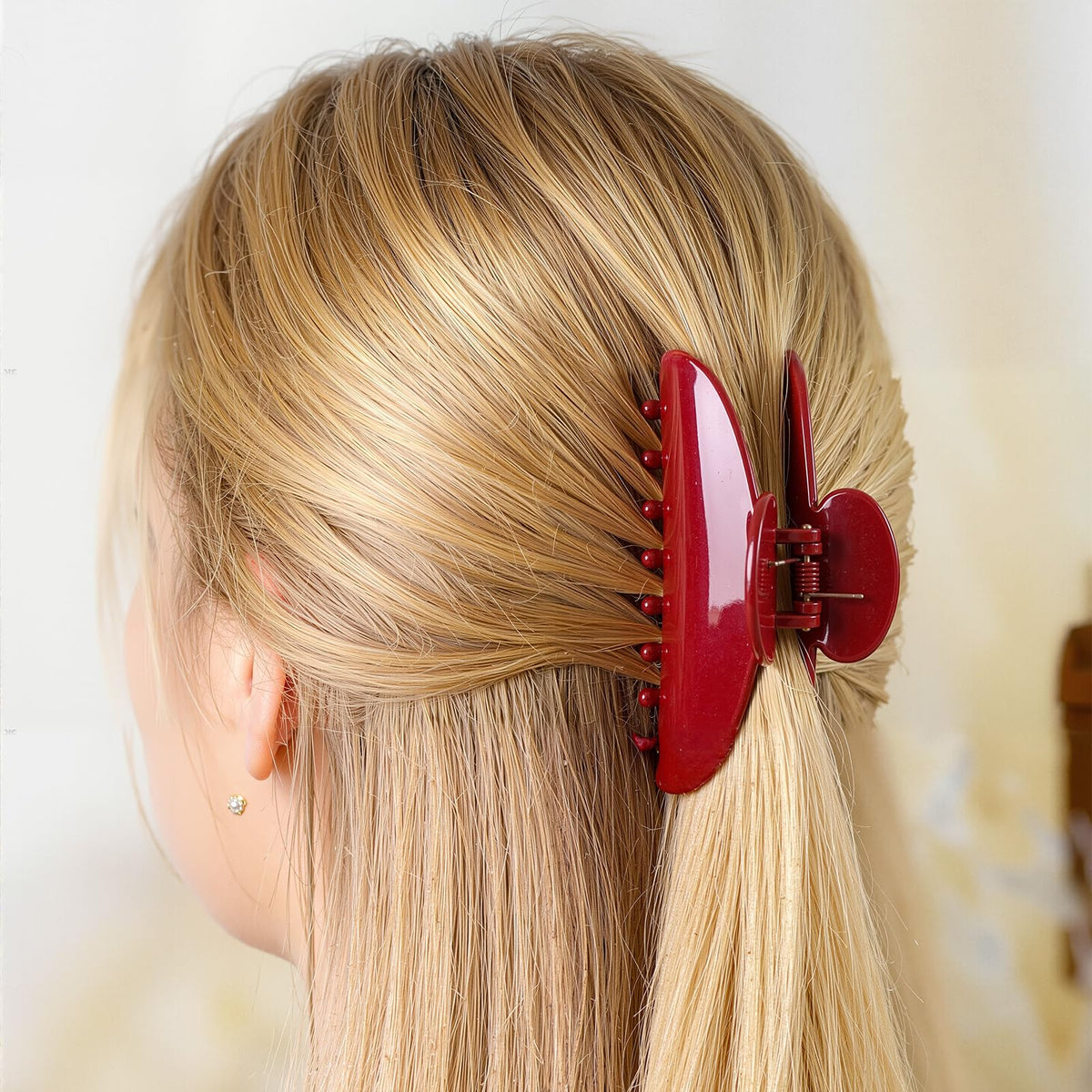Yuxung acrylic hair clip red in-use demonstrates strong hold.