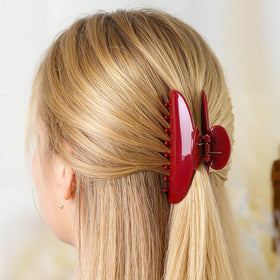 Yuxung acrylic hair clip red in-use demonstrates strong hold.
