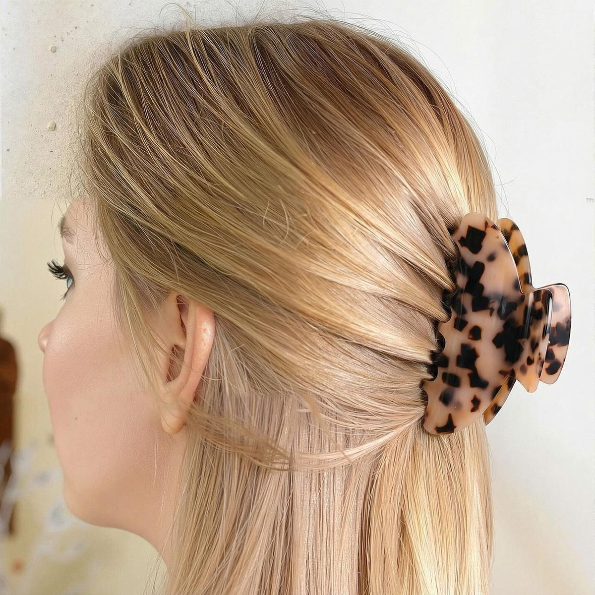 Yuxung leopard-print clip demonstrates non-slip grip to keep hair in place.