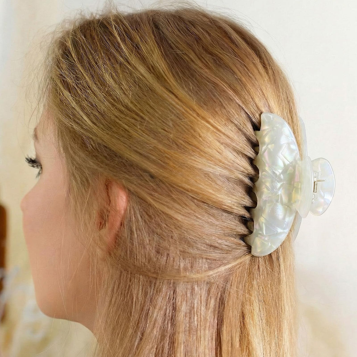 Yuxung Mermaid yellow clip brightens hairstyles while keeping strands tidy.
