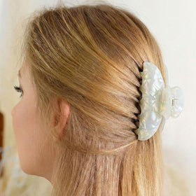 Yuxung Mermaid yellow clip brightens hairstyles while keeping strands tidy.