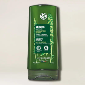 Application scene with Yves Rocher conditioner smoothing tangles for manageable hair.
