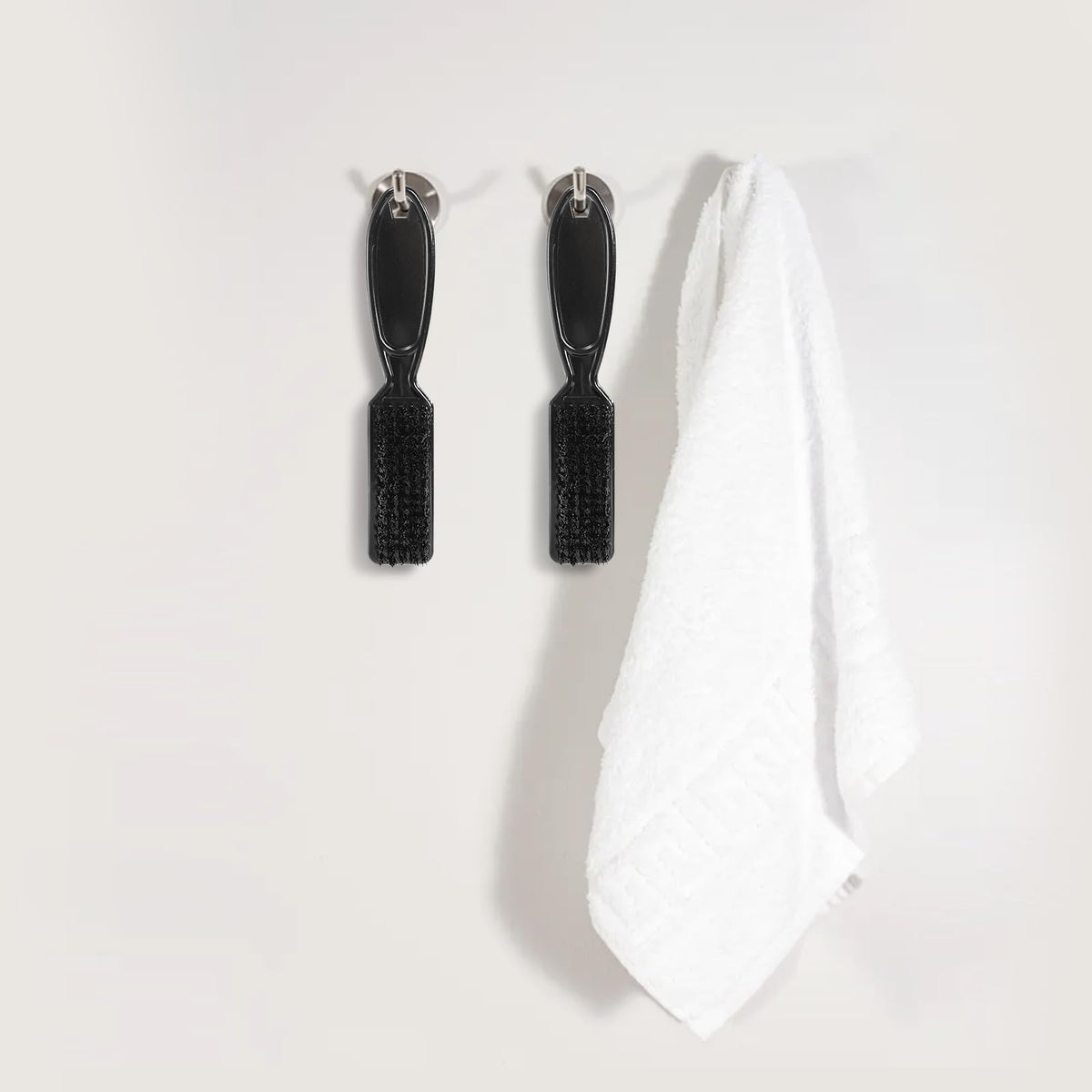 ZEAYEA brush cleaning a hair clipper in action