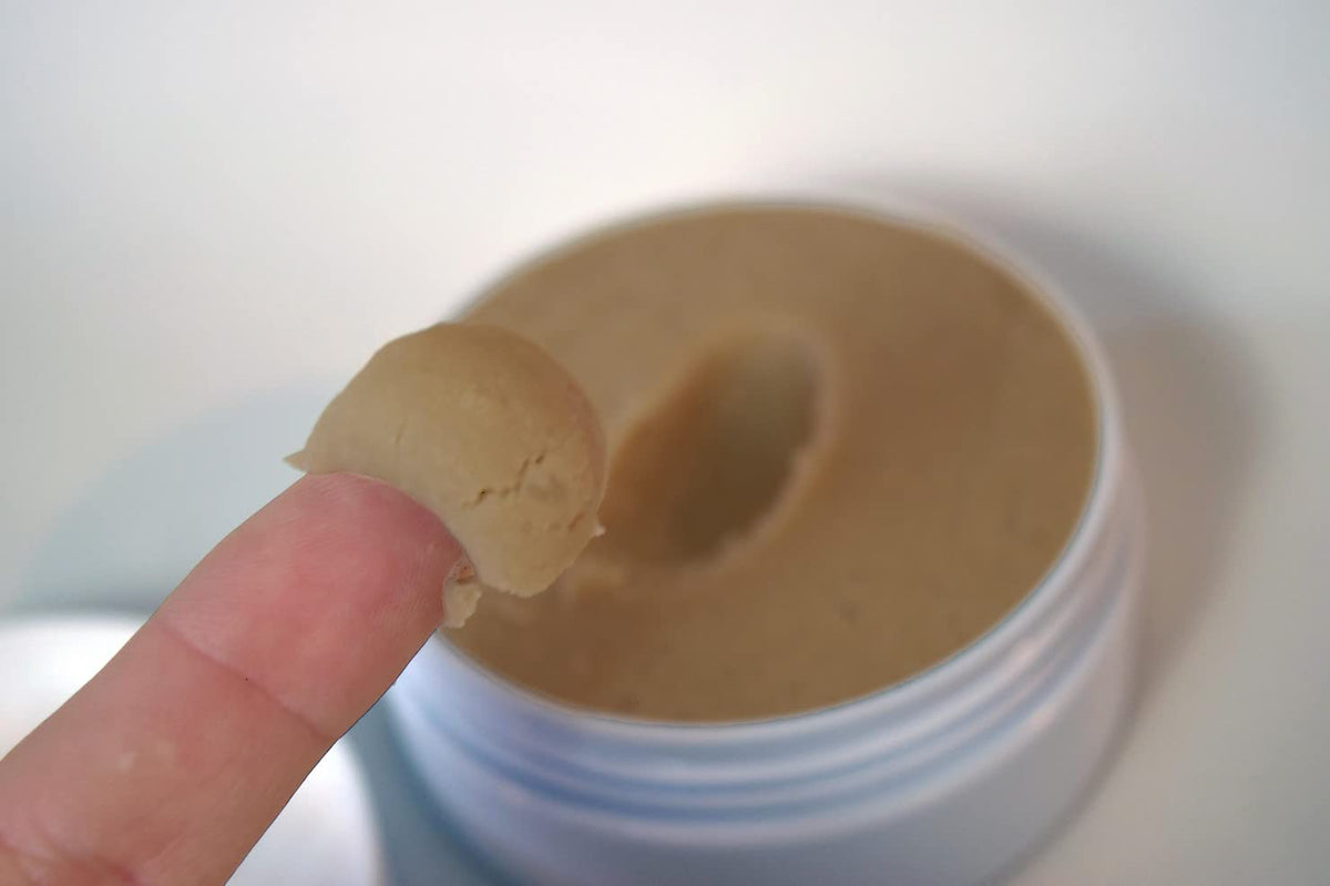 Zero Shine SPF Small Jar texture on scalp demonstrates matte finish