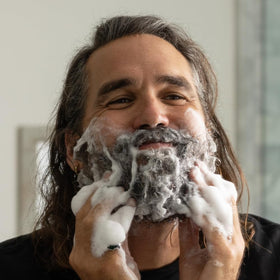 ZEUS beard shampoo ingredients include green tea to nourish beard hair.