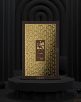 Zimaya Modhesh Aura spray application demonstrates even mist for balanced wear.