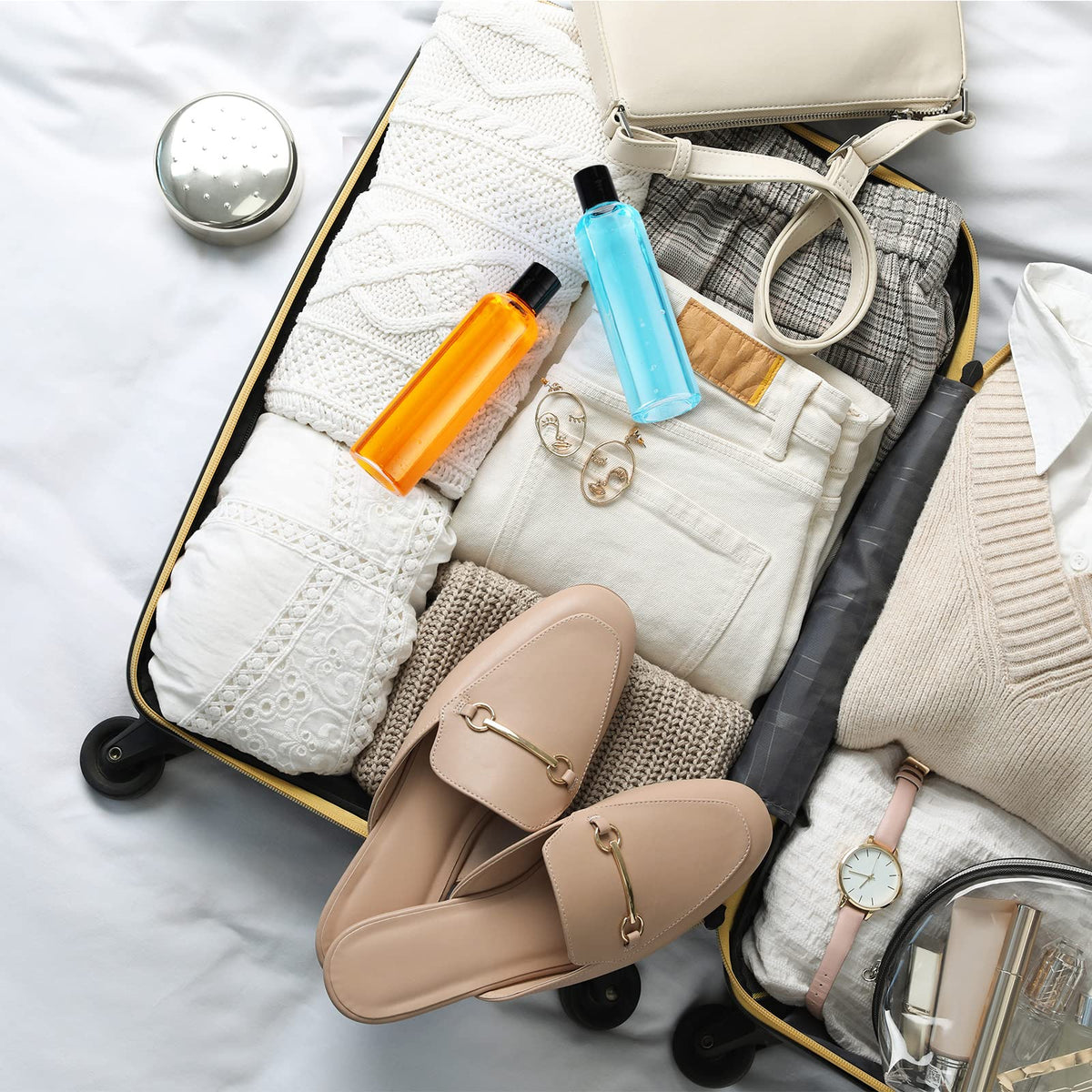 Zubebe travel-friendly bottles organize cosmetics on trips and outdoor activities.